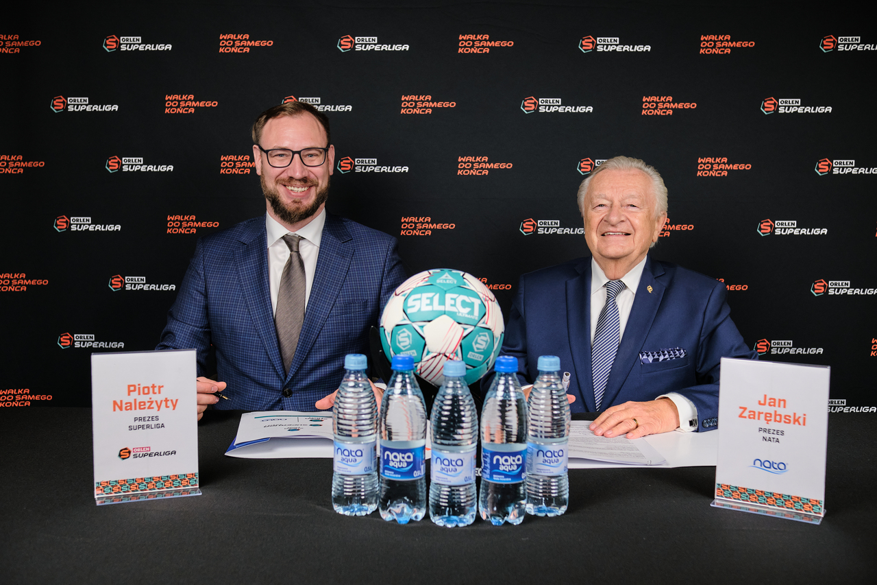 Piotr Należyty (Superliga) i Jan Zarębski (Nata) podczas podpisywania umowy 