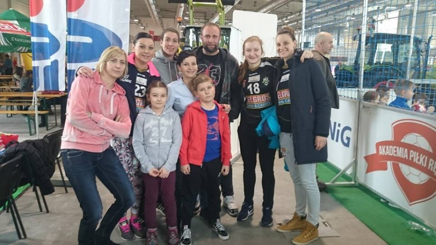 Artur Siódmiak i piłkarki MKS Selgros Lublin uczą dzieci gry w piłkę ręczną